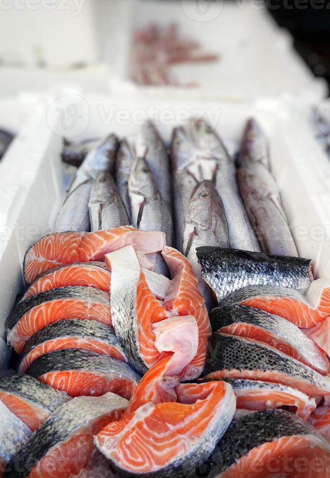 Fischfutter in einem Fischmarktstand foto