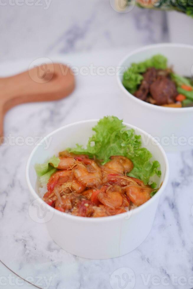Garnele Salat im Weiß Schüssel Tabelle Hintergrund, oben Aussicht foto