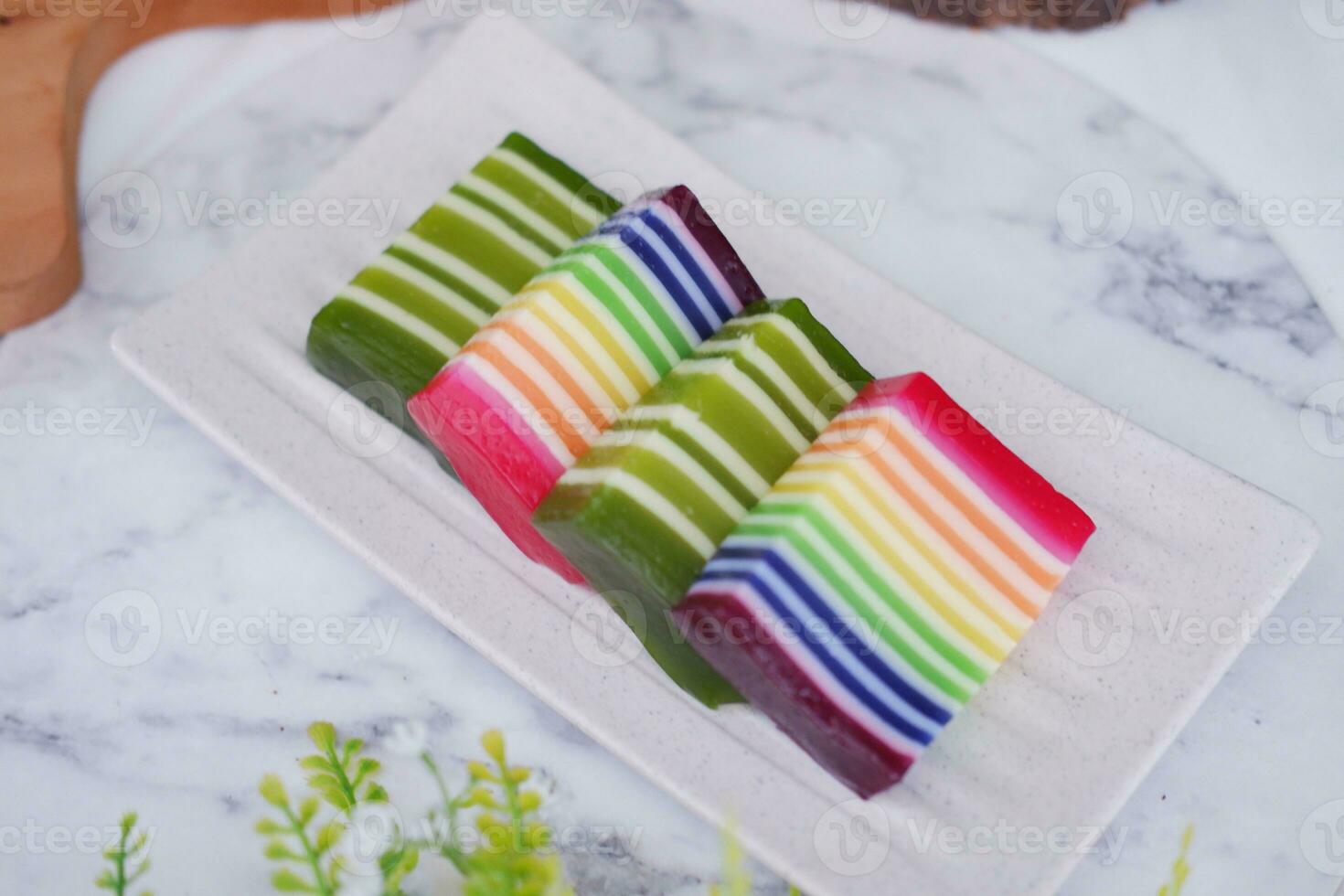 kue Lapis oder oder Regenbogen klebrig Schicht Kuchen, indonesisch traditionell Dessert foto