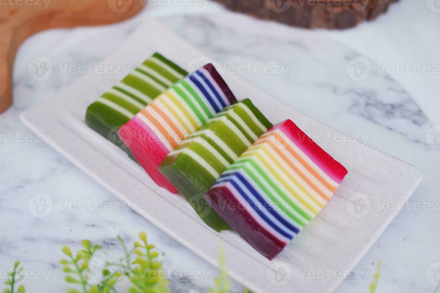 kue Lapis oder oder Regenbogen klebrig Schicht Kuchen, indonesisch traditionell Dessert foto