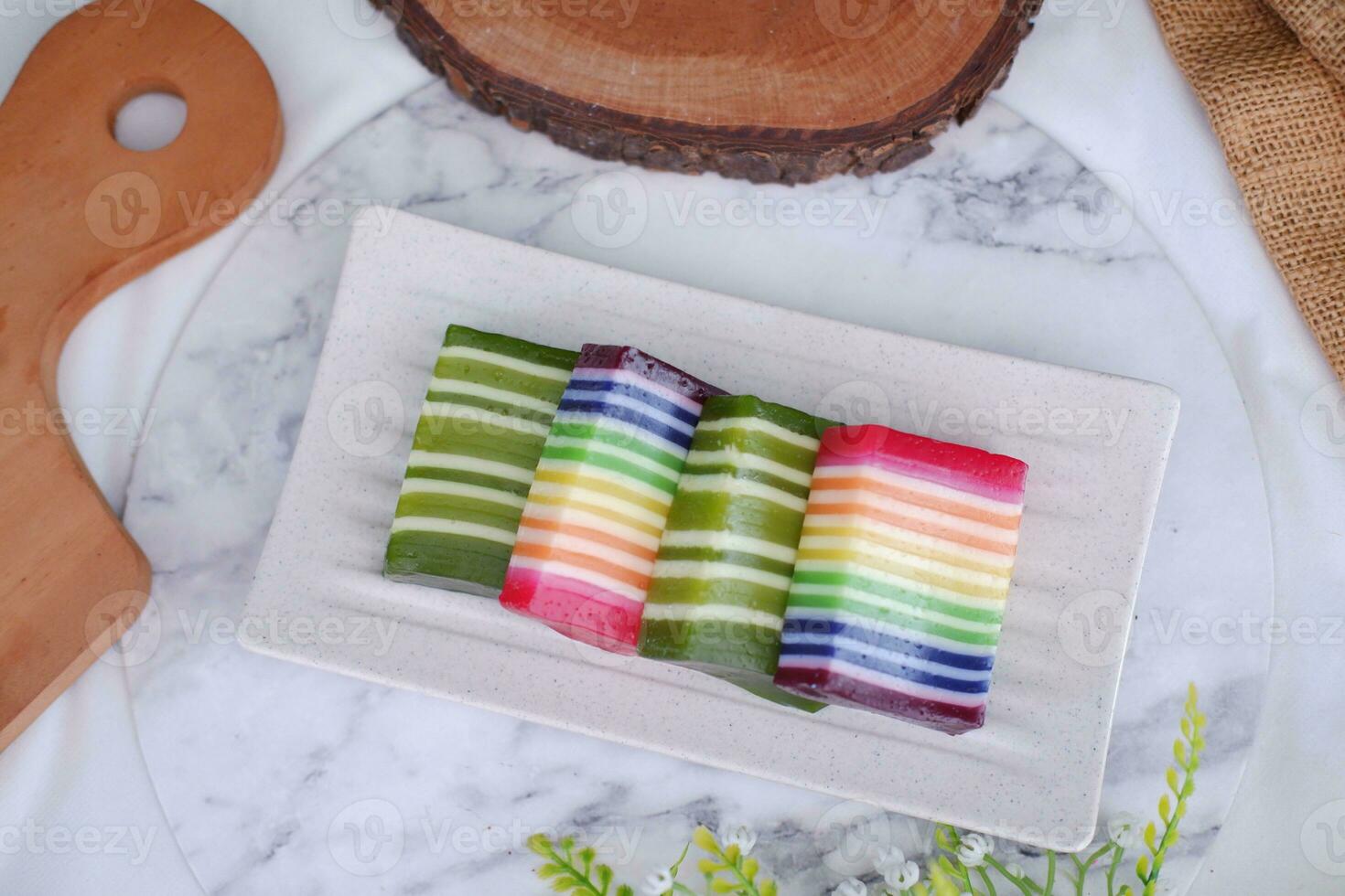 kue Lapis oder oder Regenbogen klebrig Schicht Kuchen, indonesisch traditionell Dessert foto