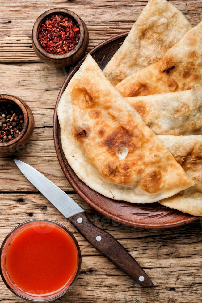 Cheburek, Teig Kuchen mit Fleisch Füllung foto