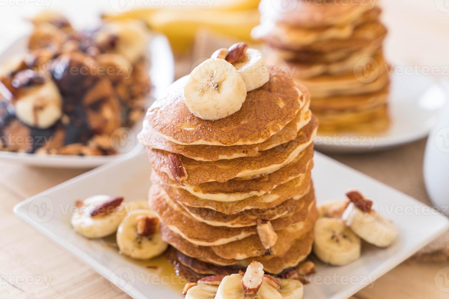 Mandel-Bananen-Pfannkuchen mit Honig foto