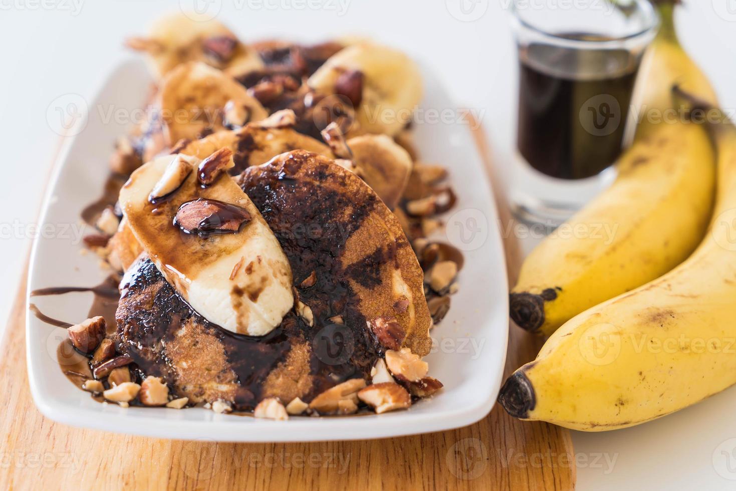 Mandel-Bananen-Pfannkuchen mit Schokoladensirup foto