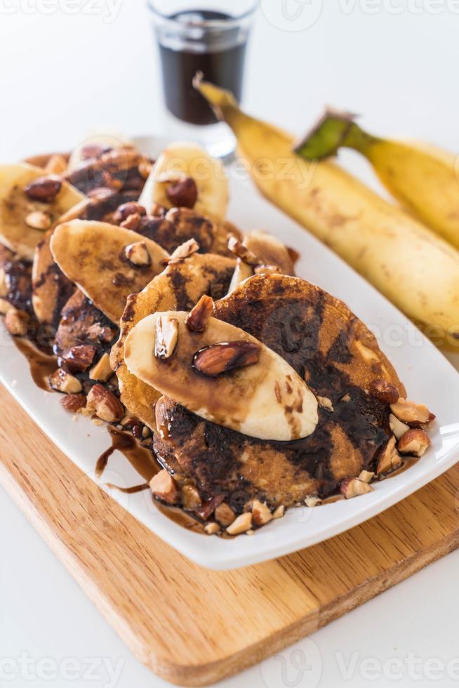 Mandel-Bananen-Pfannkuchen mit Schokoladensirup foto