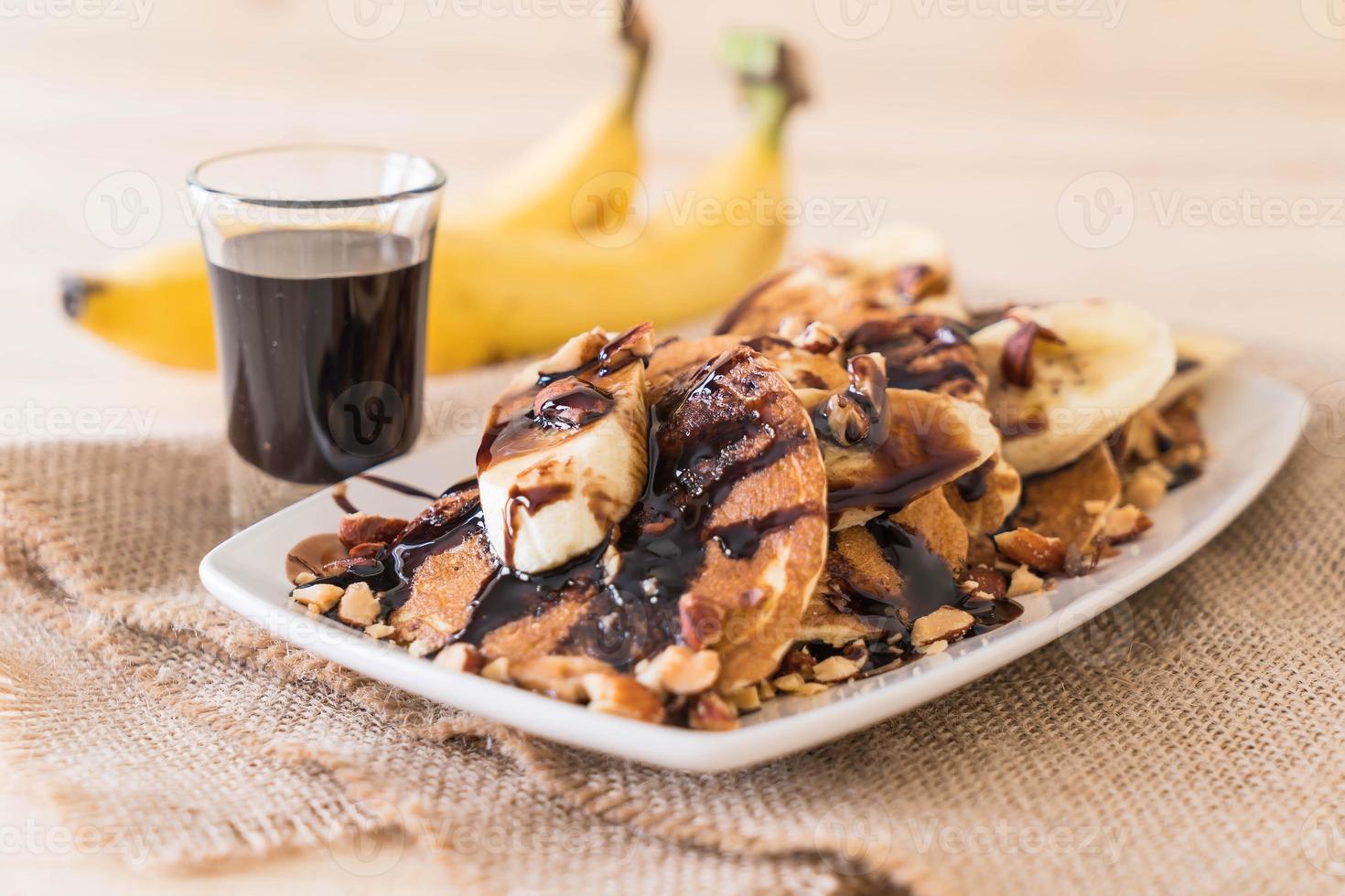 Mandel-Bananen-Pfannkuchen mit Schokoladensirup foto