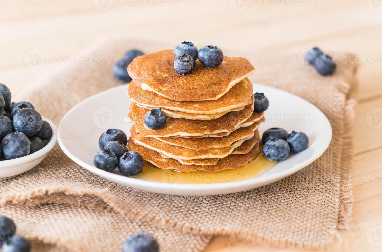 Stapel Pfannkuchen mit frischen Blaubeeren foto