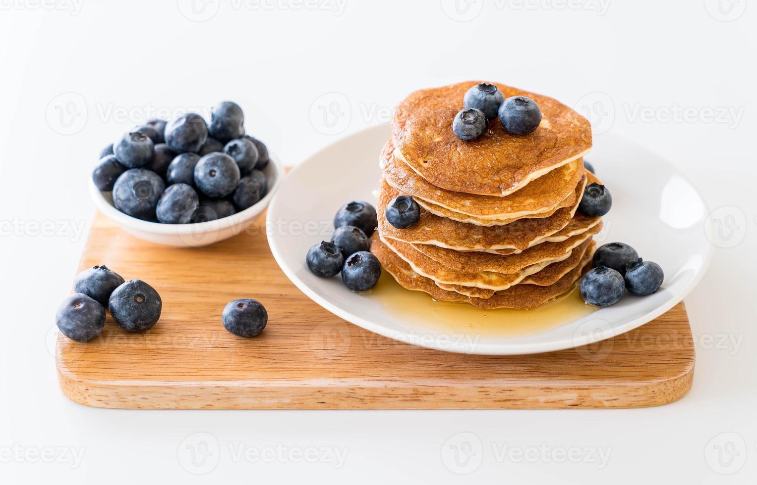 Stapel Pfannkuchen mit frischen Blaubeeren foto