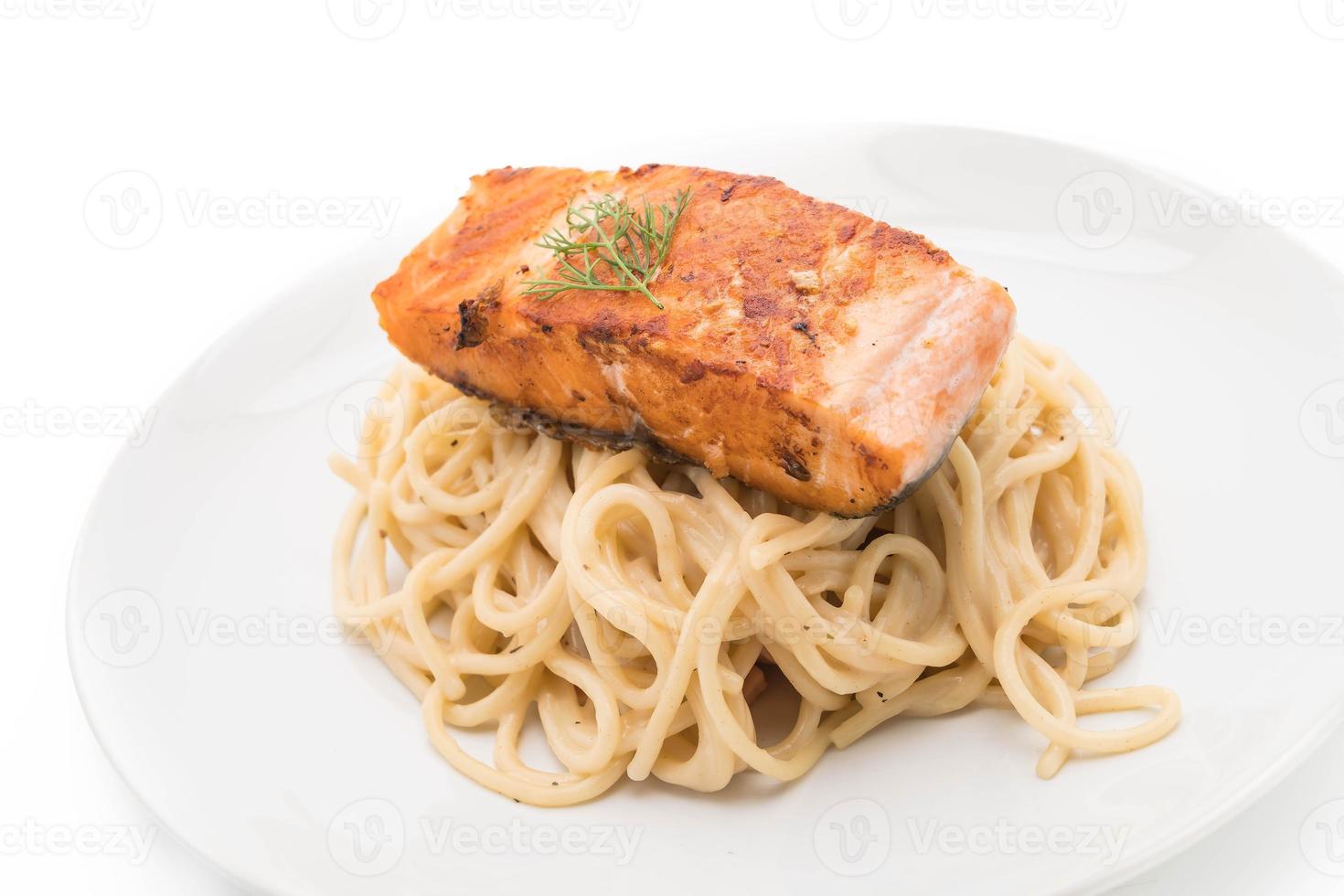 Spaghetti-Sahnesauce mit gegrilltem Lachs foto