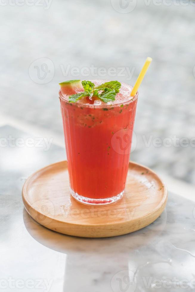 gefrorene Wassermelone mit Minze auf dem Tisch foto