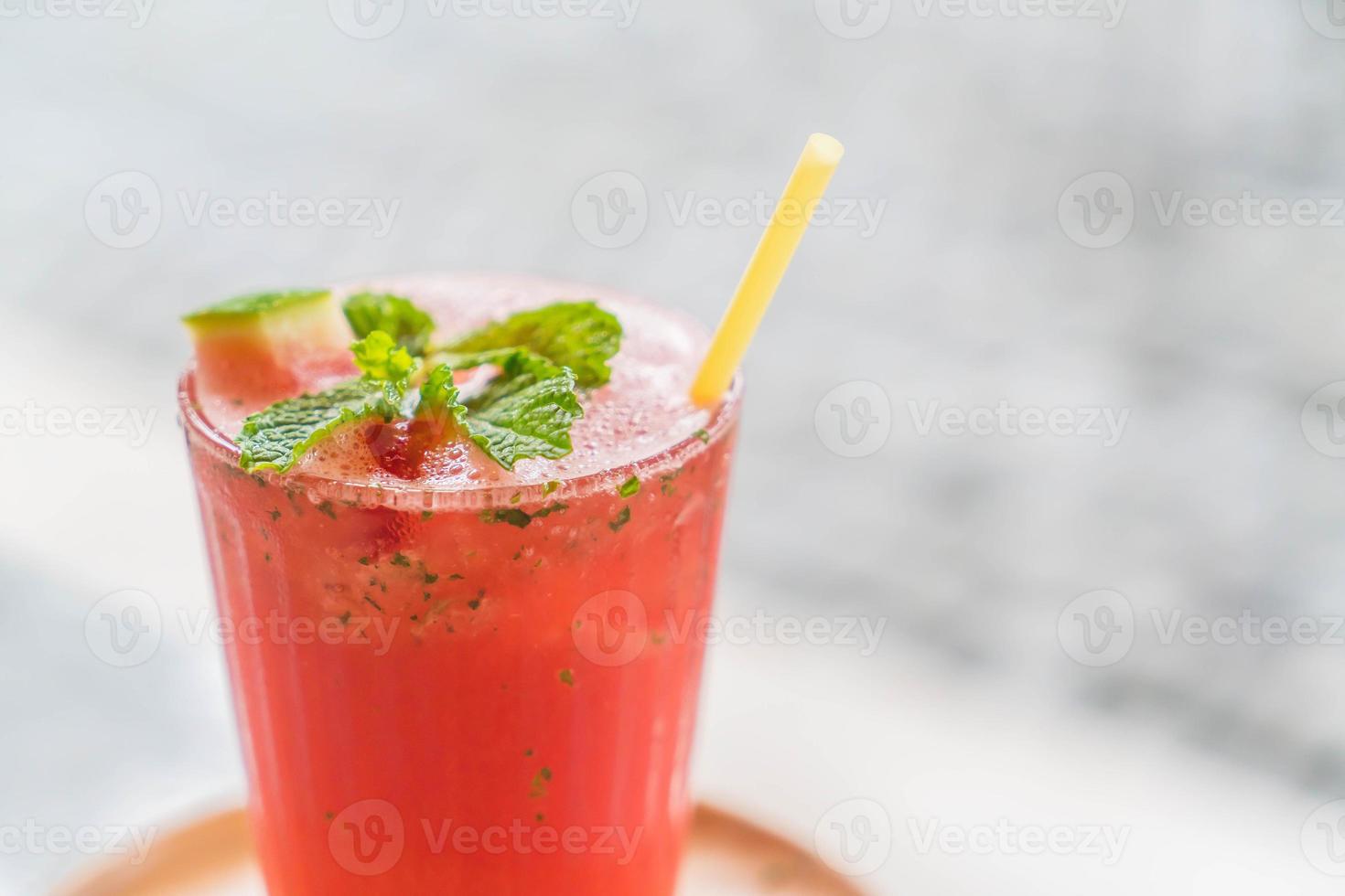 gefrorene Wassermelone mit Minze auf dem Tisch foto