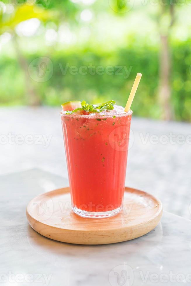 gefrorene Wassermelone mit Minze auf dem Tisch foto