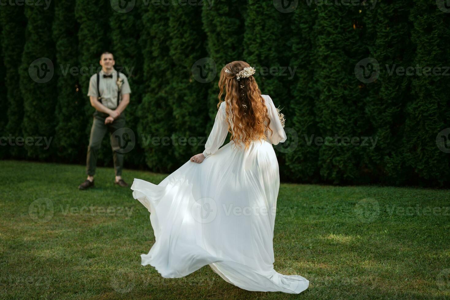 Hochzeit gehen von das Braut und Bräutigam im ein Nadelbaum foto