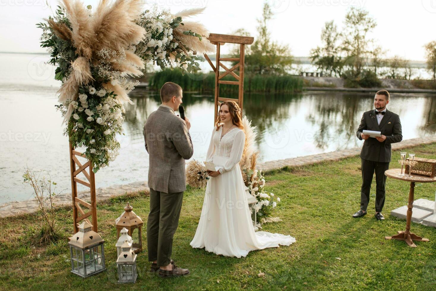 Hochzeit Zeremonie von das Jungvermählten im ein Land Hütte foto