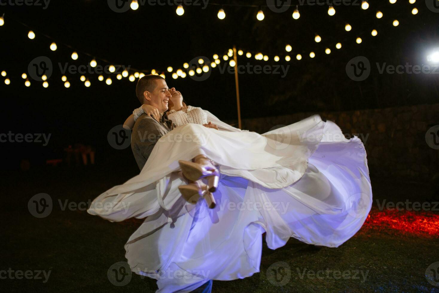 der erste Hochzeitstanz der Braut und des Bräutigams foto