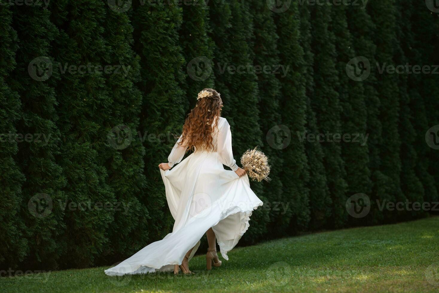 rothaarig Mädchen Braut mit ein Hochzeit Strauß foto