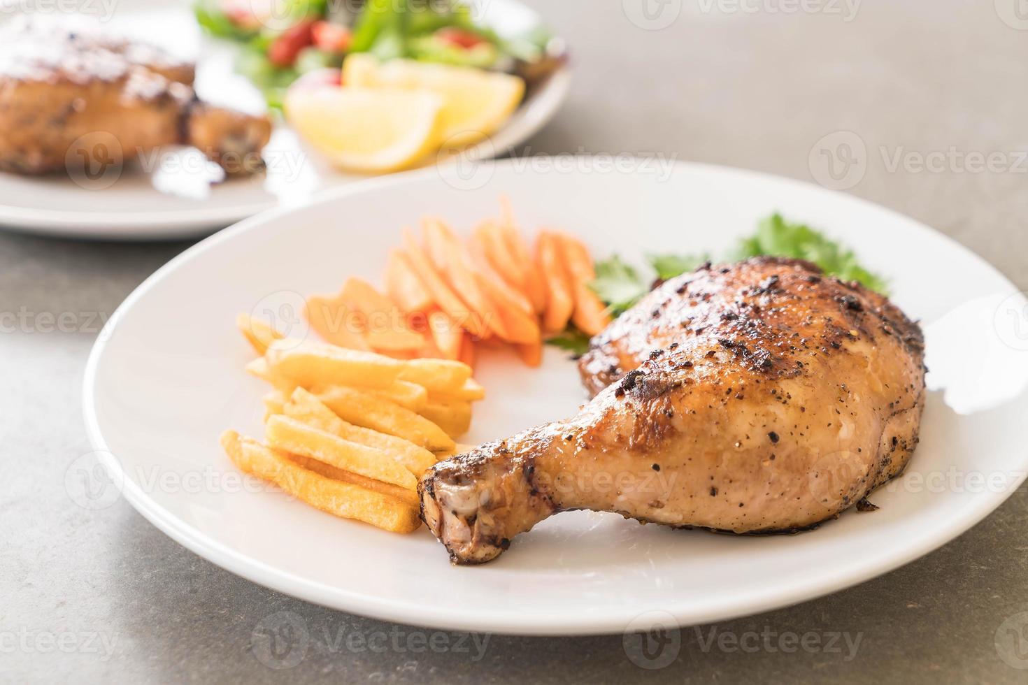 Schenkelhähnchensteak auf dem Esstisch foto