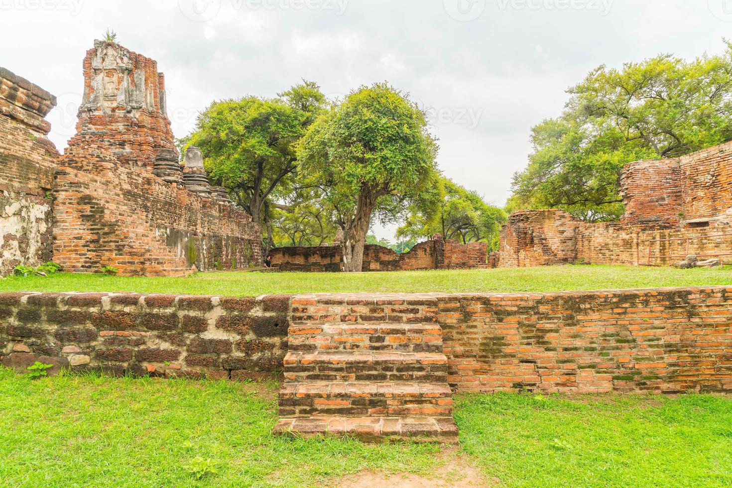 schöne alte architektur historisch von ayutthaya in thailand - steigern sie den farbverarbeitungsstil foto