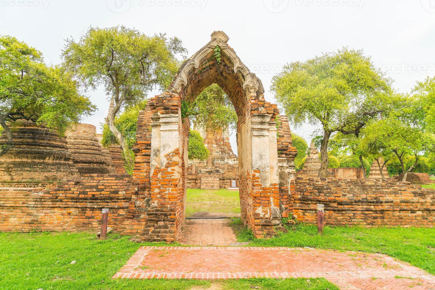 schöne alte architektur historisch von ayutthaya in thailand - steigern sie den farbverarbeitungsstil foto