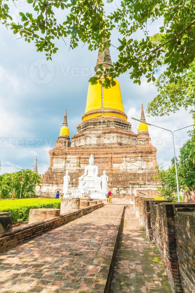 schöne alte architektur historisch von ayutthaya in thailand - steigern sie den farbverarbeitungsstil foto