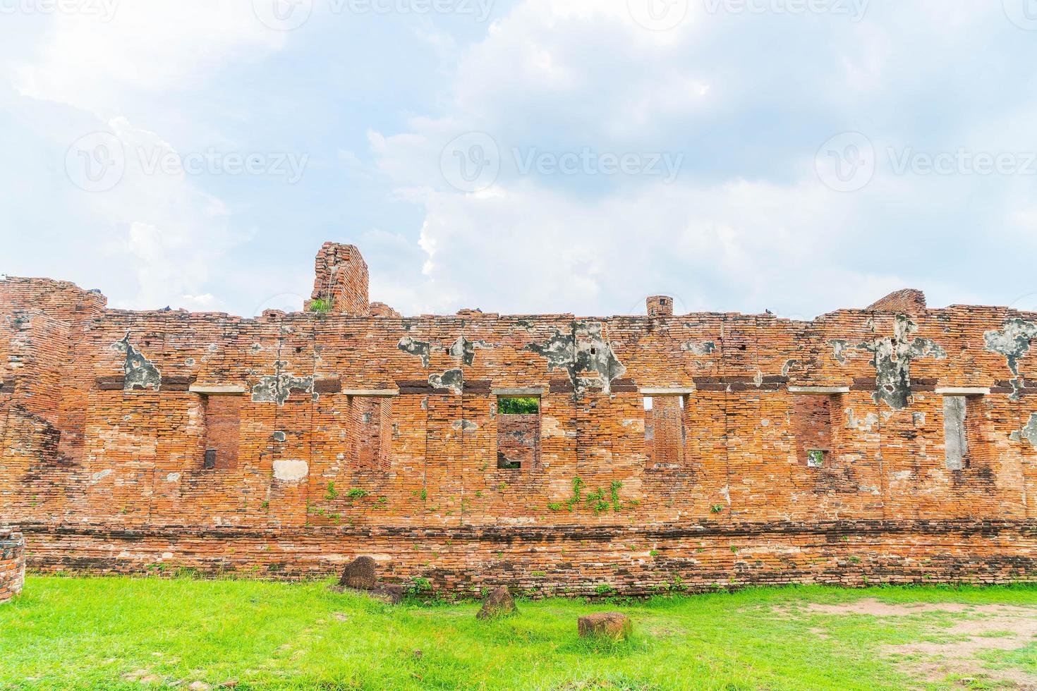 schöne alte architektur historisch von ayutthaya in thailand - steigern sie den farbverarbeitungsstil foto