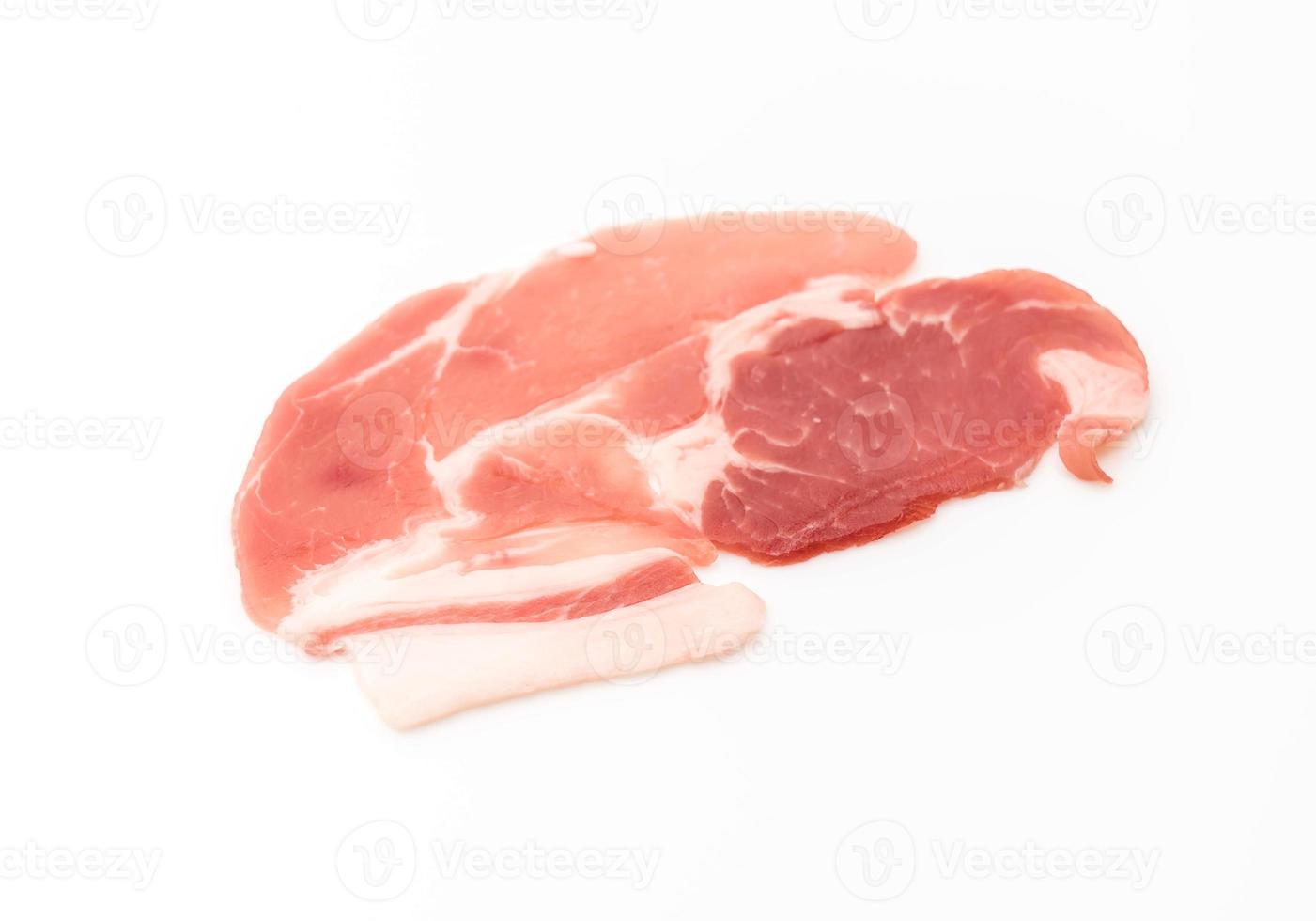 frisches Schweinefleisch in Scheiben geschnitten auf weißem Hintergrund foto
