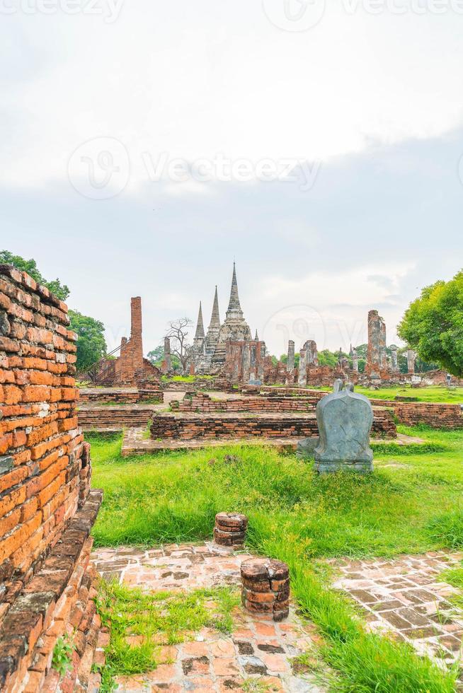 schöne alte architektur historisch von ayutthaya in thailand - steigern sie den farbverarbeitungsstil foto