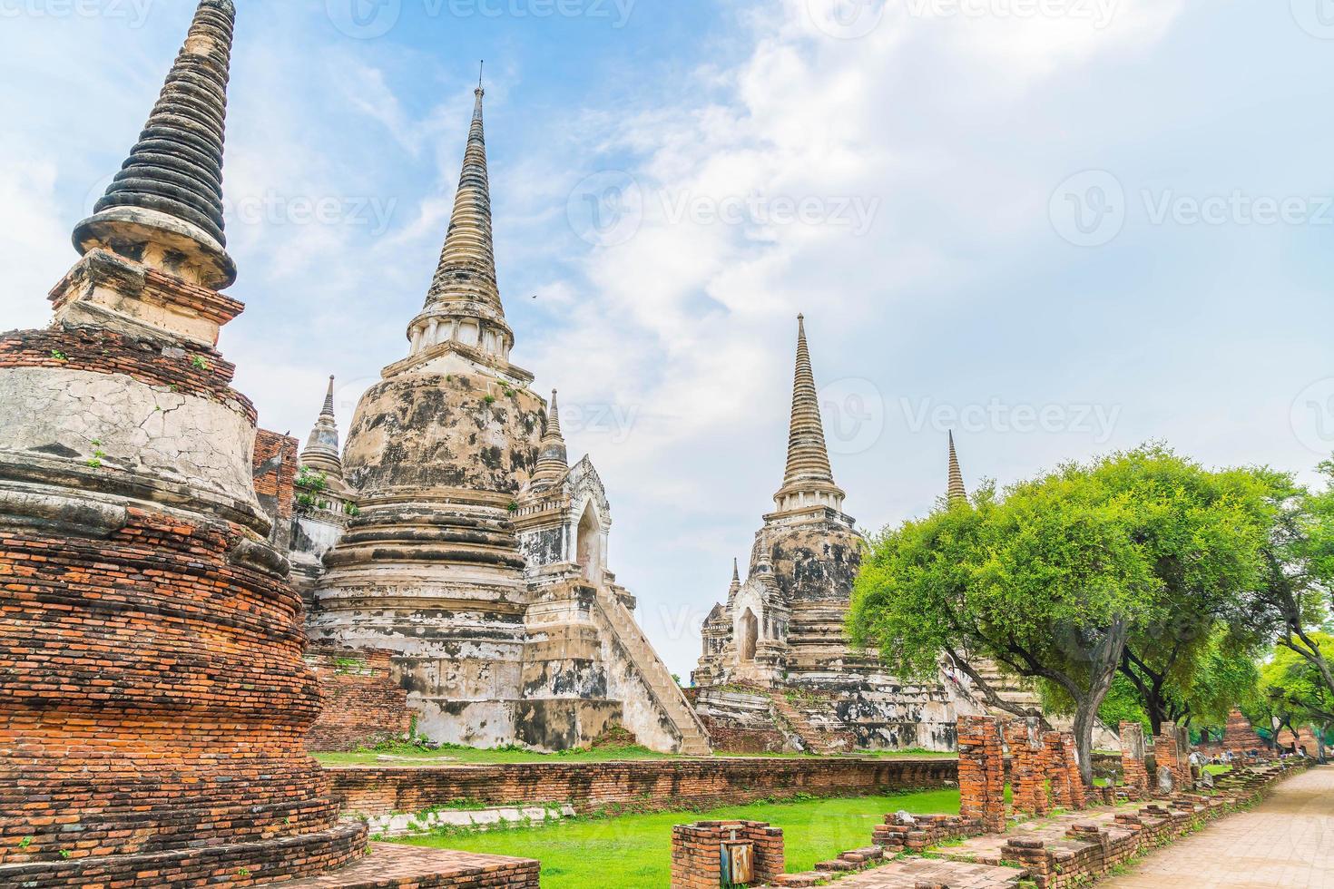 schöne alte architektur historisch von ayutthaya in thailand - steigern sie den farbverarbeitungsstil foto