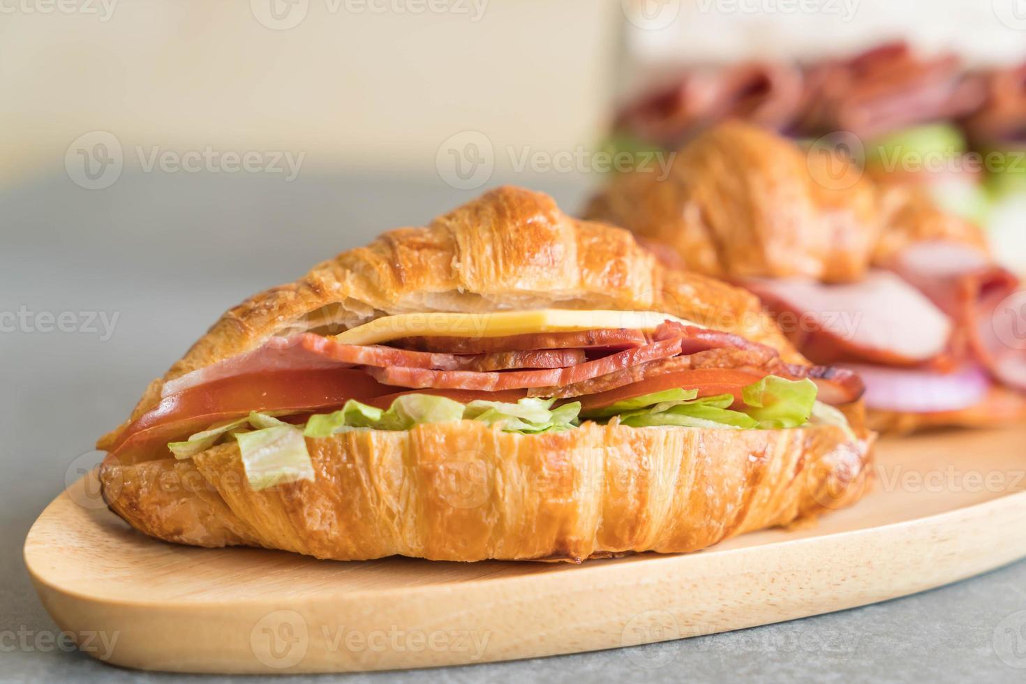 Croissant Sandwich Schinken auf dem Tisch foto