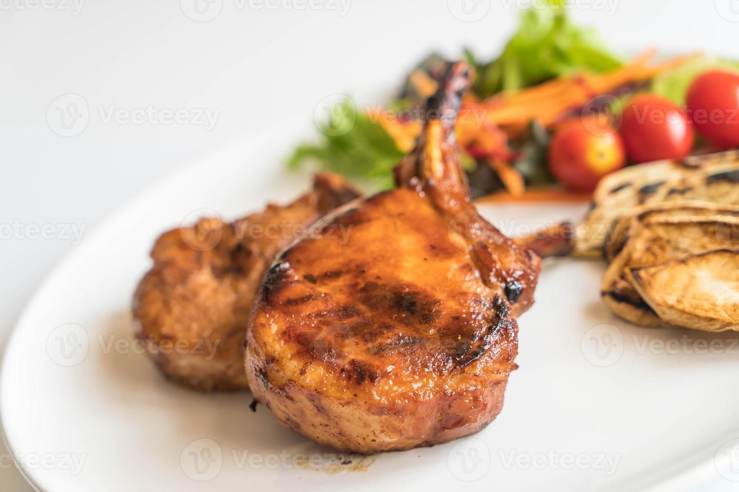 Schweinekotelettsteak auf dem Tisch foto