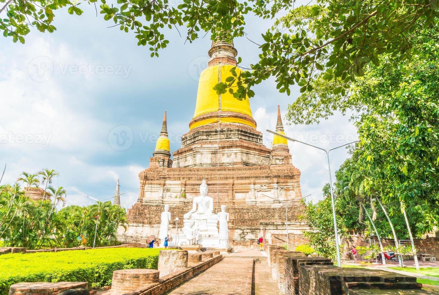 schöne alte architektur historisch von ayutthaya in thailand - steigern sie den farbverarbeitungsstil foto