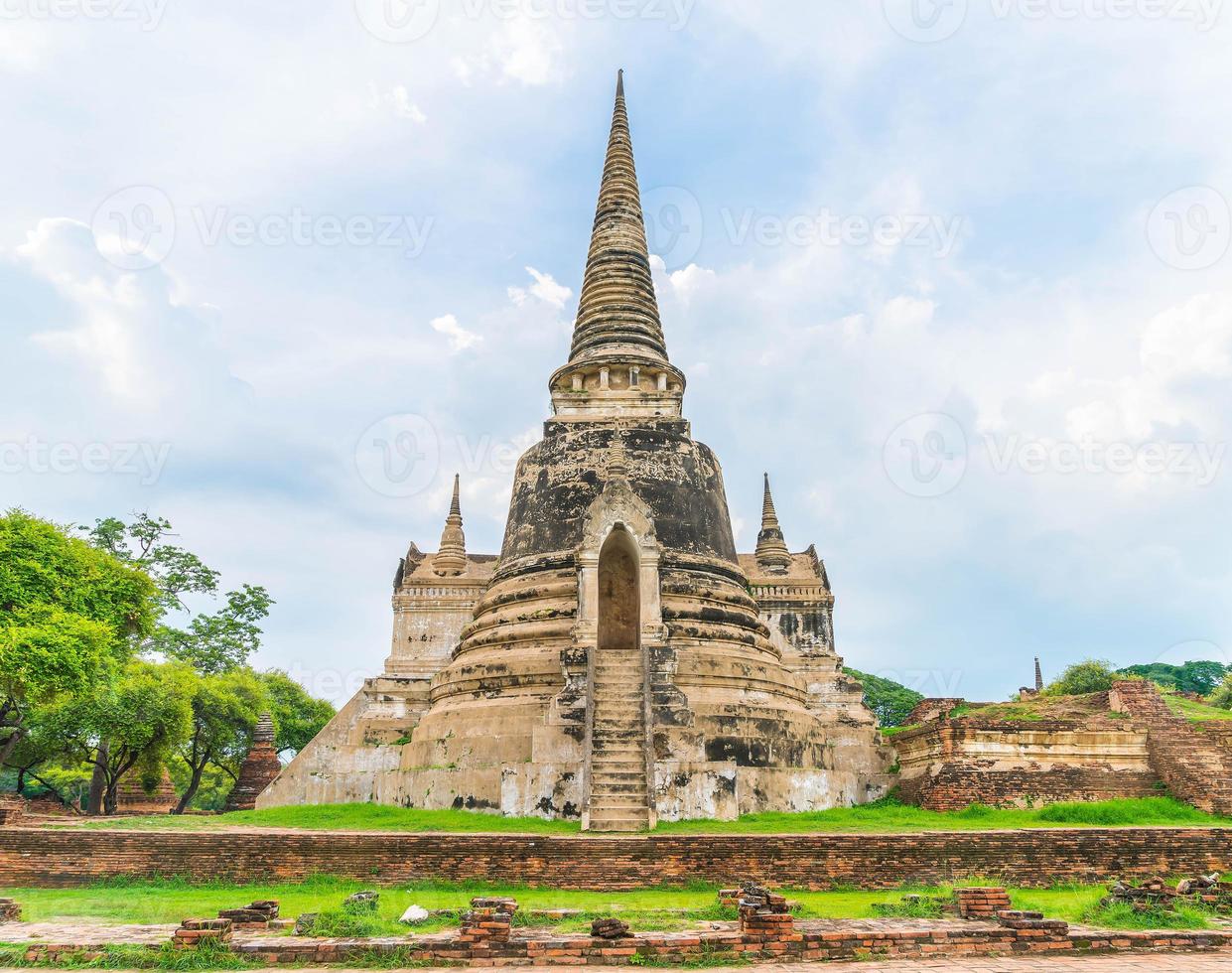 schöne alte architektur historisch von ayutthaya in thailand - steigern sie den farbverarbeitungsstil foto