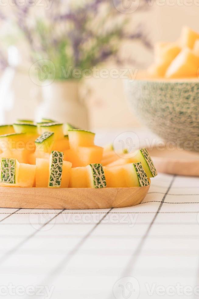 frische Cantaloupe-Melone zum Nachtisch auf dem Tisch foto