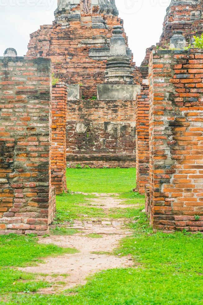 schöne alte architektur historisch von ayutthaya in thailand - steigern sie den farbverarbeitungsstil foto