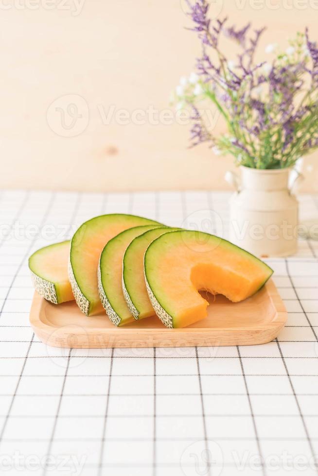 frische Cantaloupe-Melone zum Nachtisch auf dem Tisch foto