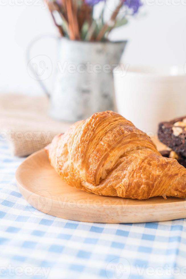 Croissant und Brownies auf dem Tisch foto