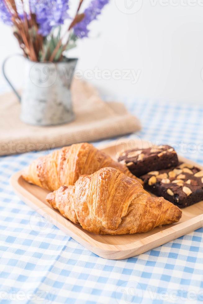 Croissant und Brownies auf dem Tisch foto