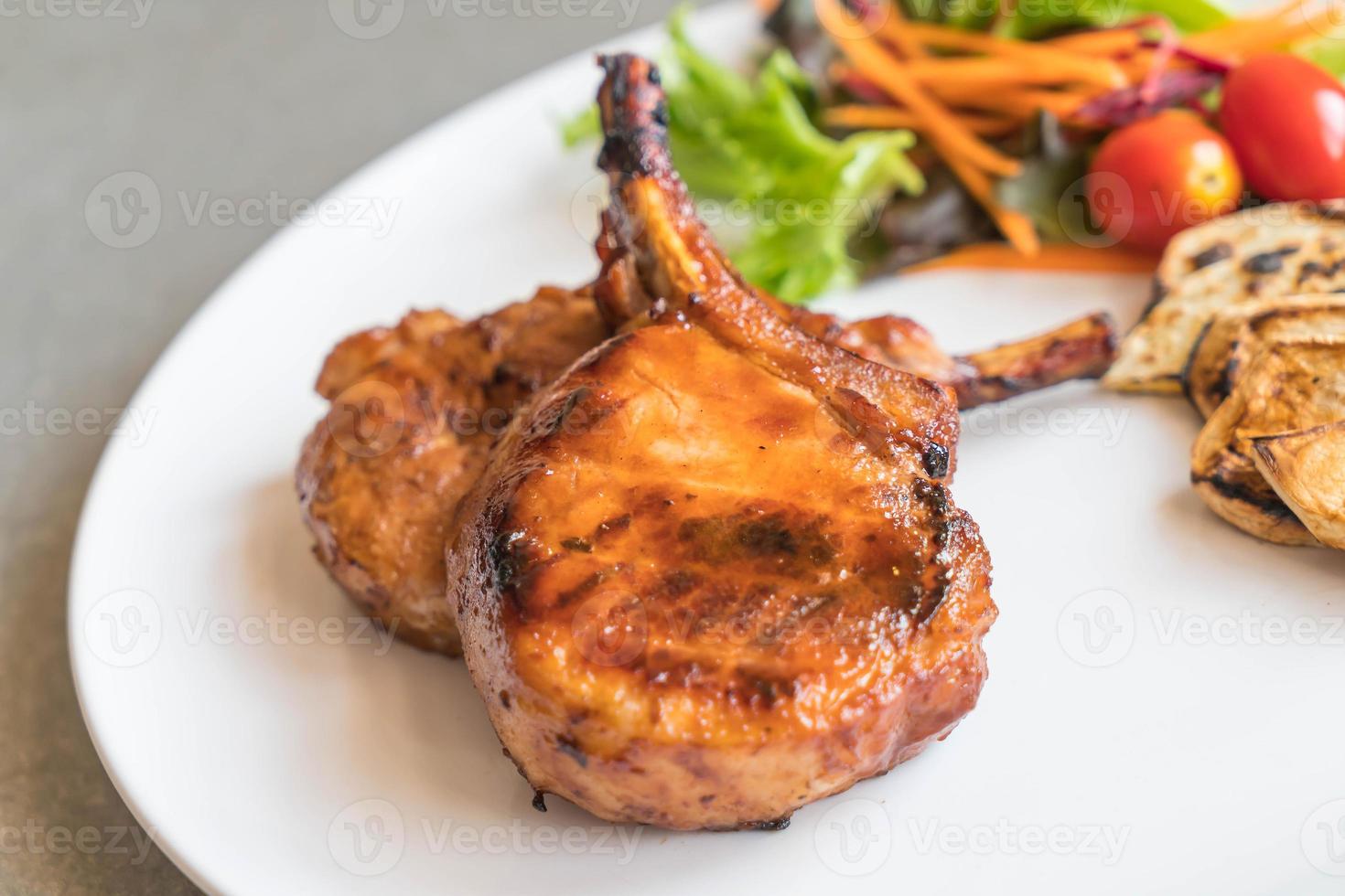 Schweinekotelettsteak auf dem Tisch foto