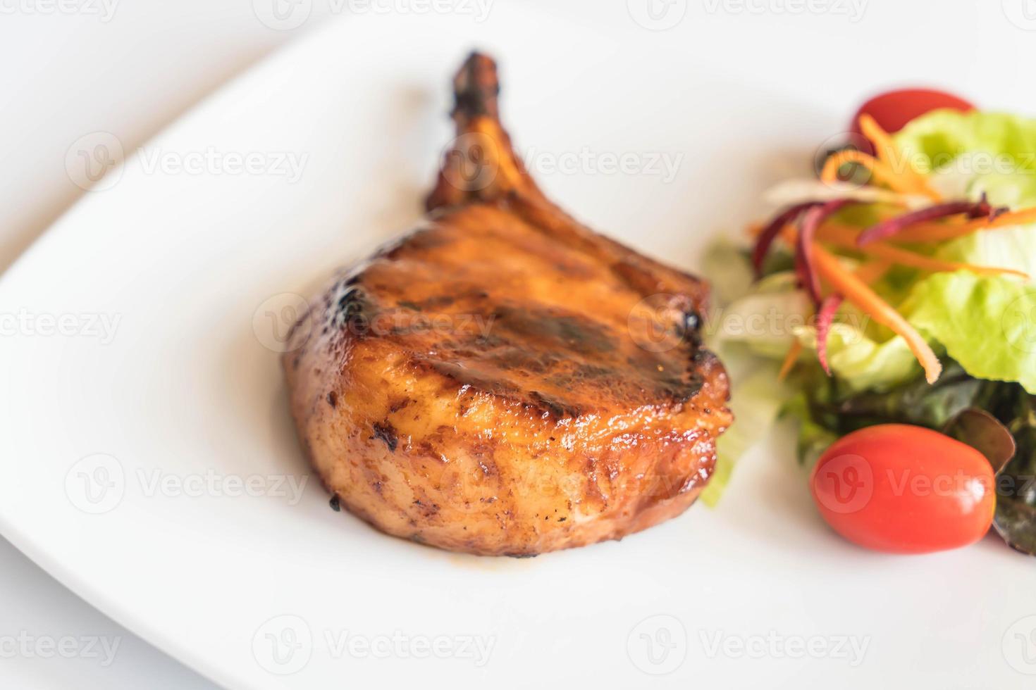 Schweinekotelettsteak auf dem Tisch foto