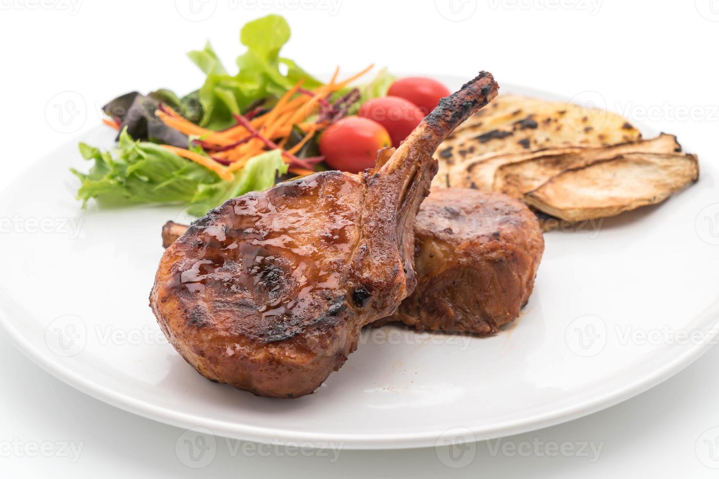 Schweinekotelett Steak auf weißem Hintergrund foto