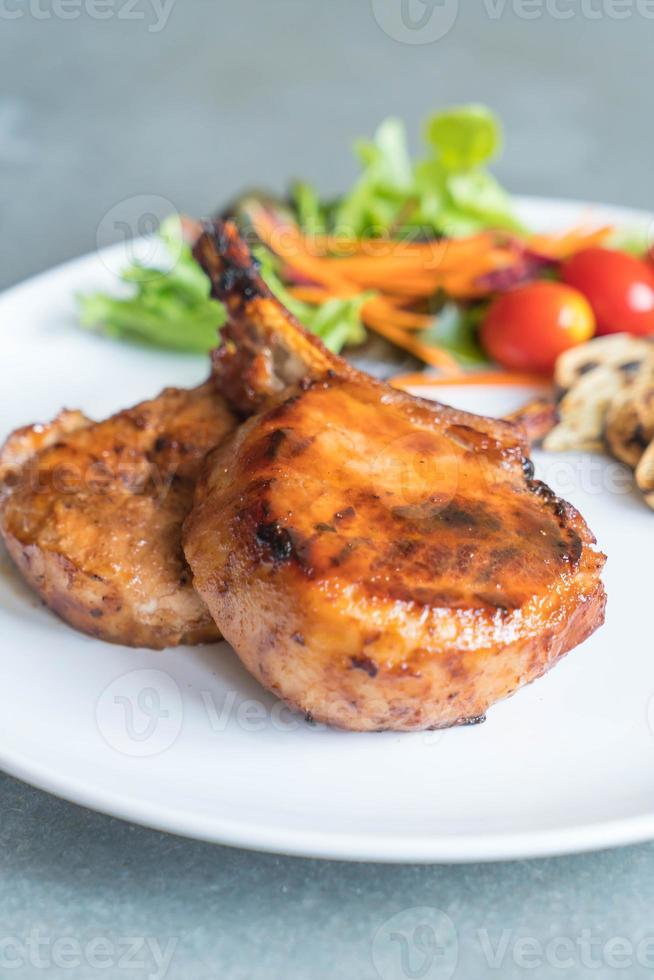 Schweinekotelettsteak auf dem Tisch foto