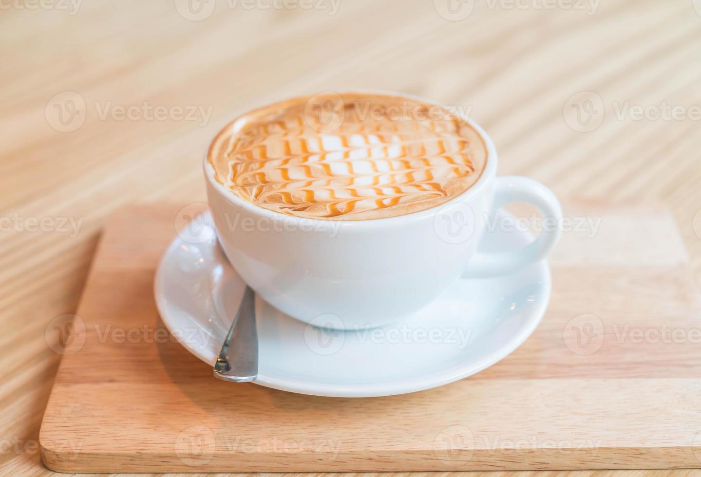 heißer Karamell-Macchiato im Café foto