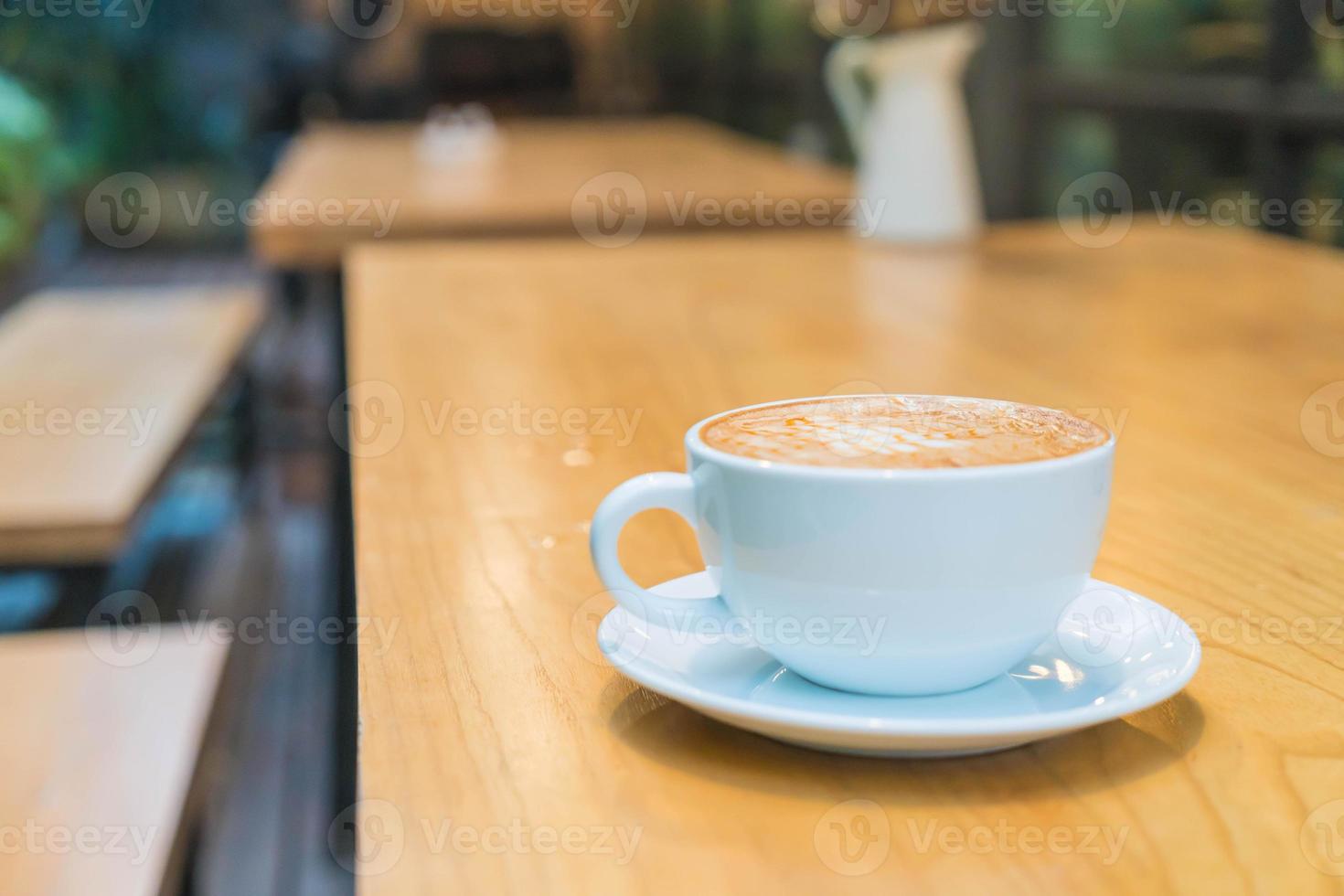 heißer Karamell-Macchiato im Café foto