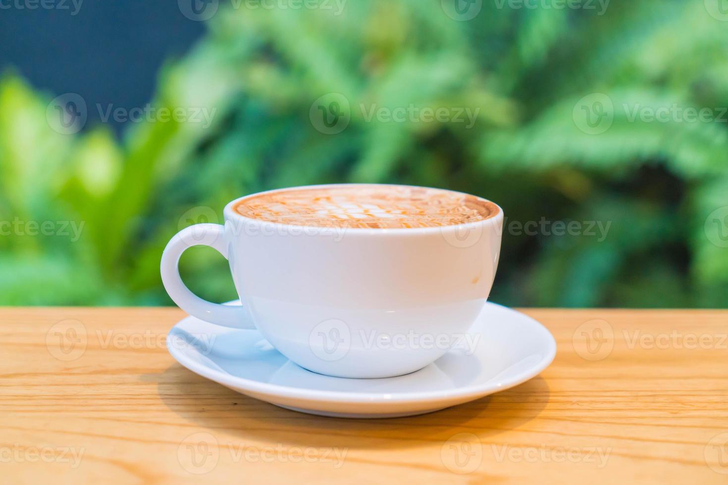 heißer Karamell-Macchiato im Café foto