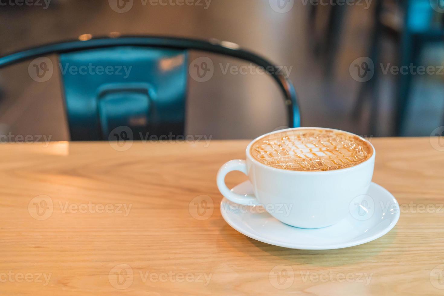 heißer Karamell-Macchiato im Café foto