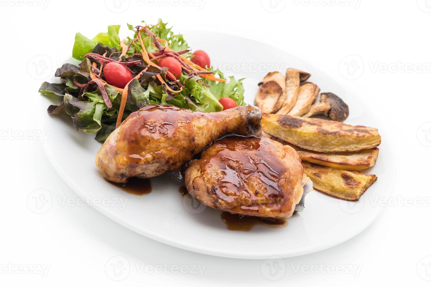 gegrilltes Hühnersteak mit Teriyakisauce auf weißem Hintergrund foto