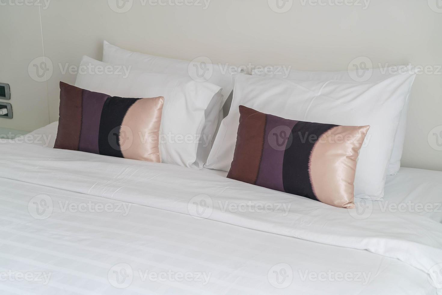 Kissen auf Bettdekoration im Schlafzimmerinnenraum foto