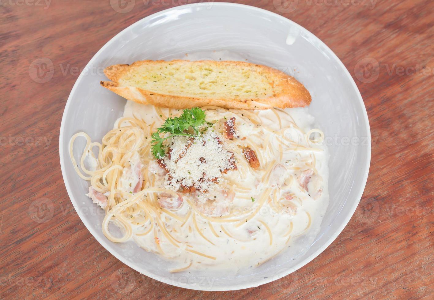 Spaghetti Carbonara auf Teller - italienisches Essen foto