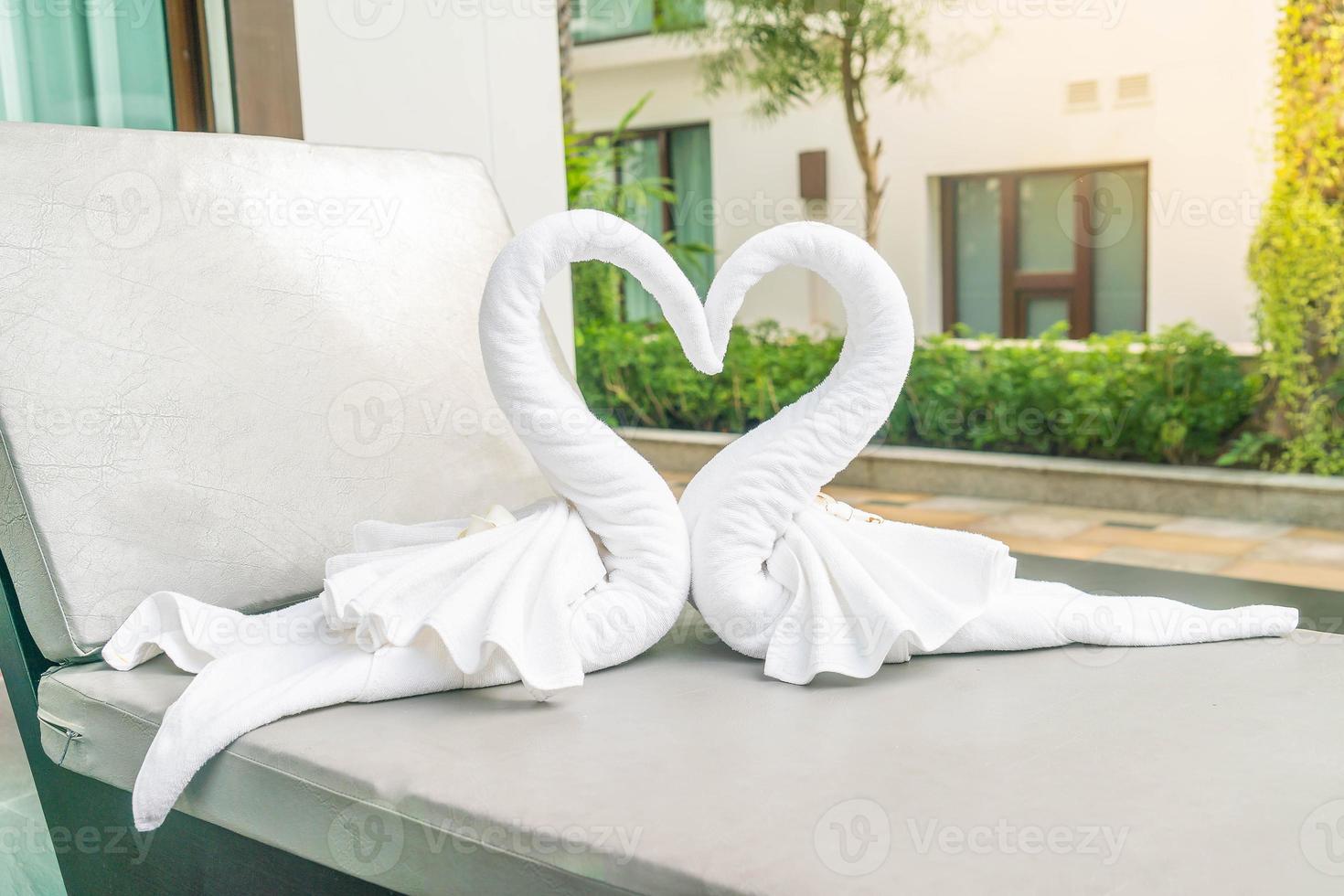 Nahaufnahme von zwei schönen Handtüchern Schwäne am Bettpool - mit Sunflare-Effekt foto