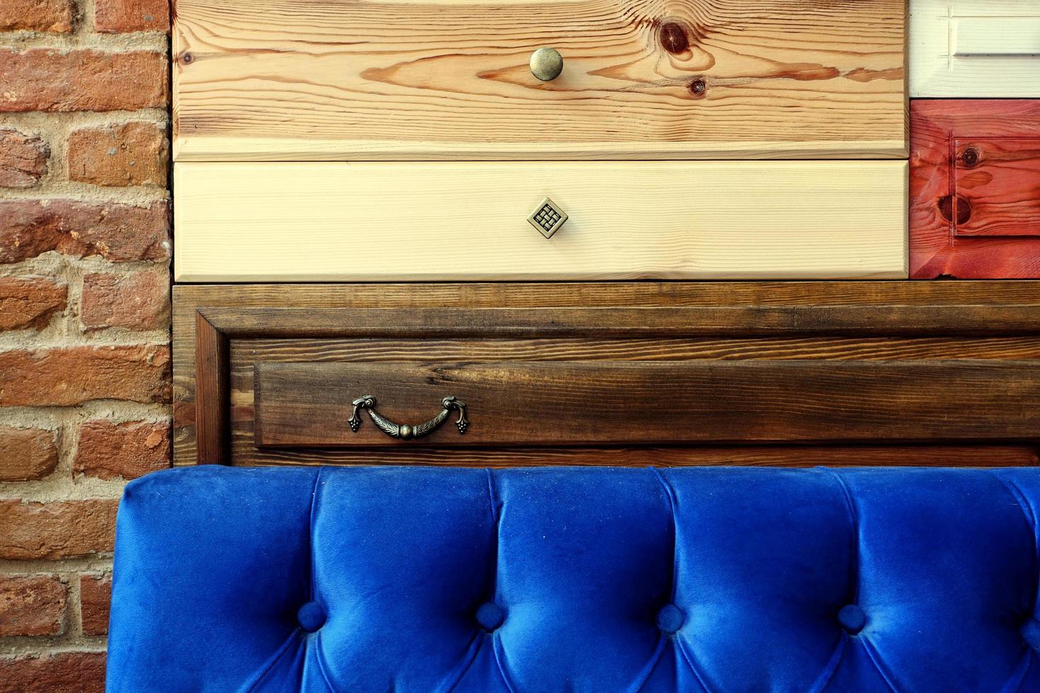 bunte Holzschublade und blauer Sitz foto